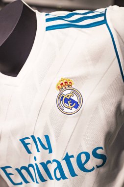 MADRID, İspanya - 25 Mart 2018: Resmi giyim mağazası ve taraftarlar için spor nitelikleri Real Madrid Futbol Kulübü 