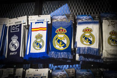 MADRID, İspanya - 25 Mart 2018: Resmi giyim mağazası ve taraftarlar için spor nitelikleri Real Madrid Futbol Kulübü 