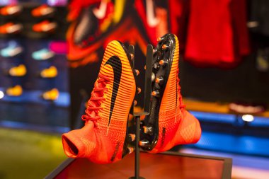 Barcelona, İspanya - 12 Ocak 2018: Hediyelik eşya ve gereçlerinin takım hayranları ve stadyum ziyaretçiler için resmi mağaza Fc Barcelona, giyim ve ayakkabı ekibi. 