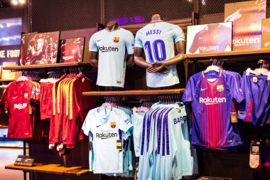 Barcelona, İspanya - 12 Ocak 2018: Hediyelik eşya ve gereçlerinin takım hayranları ve stadyum ziyaretçiler için resmi mağaza Fc Barcelona, giyim ve ayakkabı ekibi. 