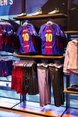 Barcelona, İspanya - 12 Ocak 2018: Hediyelik eşya ve gereçlerinin takım hayranları ve stadyum ziyaretçiler için resmi mağaza Fc Barcelona, giyim ve ayakkabı ekibi. 