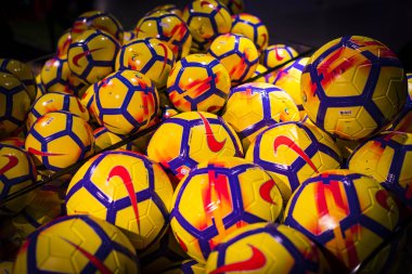 Barcelona, İspanya - 12 Ocak 2018: Hediyelik eşya ve gereçlerinin takım hayranları ve stadyum ziyaretçiler için resmi mağaza Fc Barcelona, giyim ve ayakkabı ekibi. 