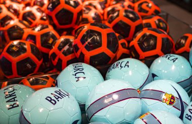 Barcelona, İspanya - 12 Ocak 2018: Hediyelik eşya ve gereçlerinin takım hayranları ve stadyum ziyaretçiler için resmi mağaza Fc Barcelona, giyim ve ayakkabı ekibi. 