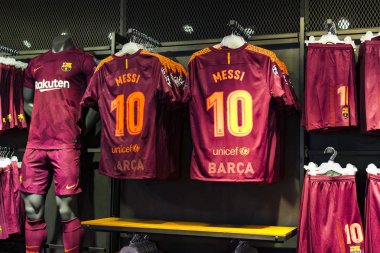 Barcelona, İspanya - 12 Ocak 2018: Hediyelik eşya ve gereçlerinin takım hayranları ve stadyum ziyaretçiler için resmi mağaza Fc Barcelona, giyim ve ayakkabı ekibi. 