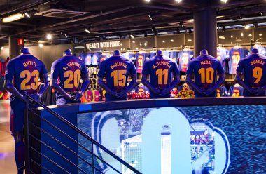 Barcelona, İspanya - 12 Ocak 2018: Hediyelik eşya ve gereçlerinin takım hayranları ve stadyum ziyaretçiler için resmi mağaza Fc Barcelona, giyim ve ayakkabı ekibi. 