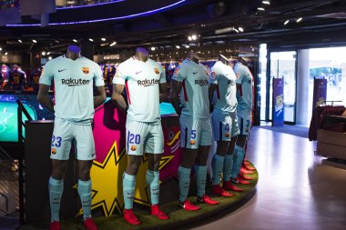 Barcelona, İspanya - 12 Ocak 2018: Hediyelik eşya ve gereçlerinin takım hayranları ve stadyum ziyaretçiler için resmi mağaza Fc Barcelona, giyim ve ayakkabı ekibi. 