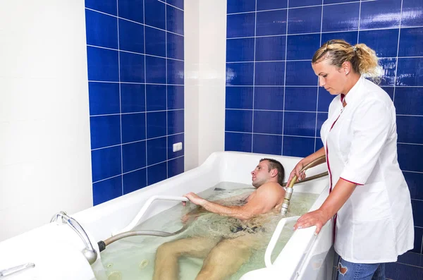 Den Unge Mannen Förfarandet Den Whirlpool Hydrobath — Stockfoto