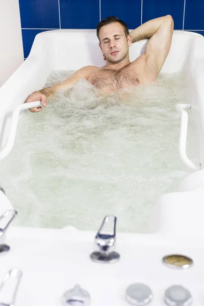 Der Junge Mann Ist Der Eingriff Whirlpool Hydrobad — Stockfoto