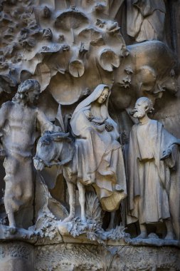 Barcelona, İspanya - 13 Ocak 2018: siyah beyaz görüntü öğelerini, mimari ve Sagrada Familia eski kesiminde girişinde heykelleri.