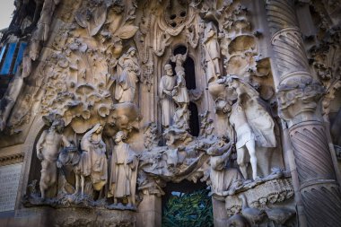 Barcelona, İspanya - 13 Ocak 2018: siyah beyaz görüntü öğelerini, mimari ve Sagrada Familia eski kesiminde girişinde heykelleri.