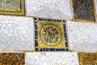 BARCELONA, SPAIN - 13 HAZİRAN 2018: Gaudi 'nin Barselona kentindeki Park Guell' deki mozaik çalışmalarının elementleri. 