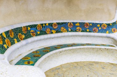 BARCELONA, SPAIN - 13 HAZİRAN 2018: Gaudi 'nin Barselona kentindeki Park Guell' deki mozaik çalışmalarının elementleri. 