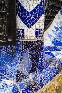 BARCELONA, SPAIN - 13 HAZİRAN 2018: Gaudi 'nin Barselona kentindeki Park Guell' deki mozaik çalışmalarının elementleri. 