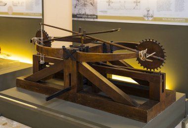 MILAN, ITALY - 6 Haziran 2018: Leonardo Da Vinci Bölümü 'nden sonra adlandırılan Teknolojik Teknik Müze, Leonardo Da Vinci' nin teknik icatlarının ve cihazlarının modellerinin sergilenmesi.