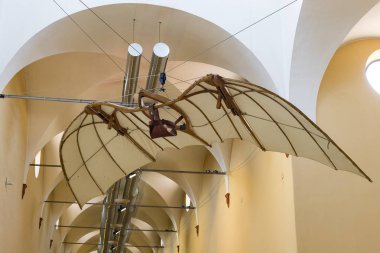 MILAN, ITALY - 6 Haziran 2018: Leonardo Da Vinci Bölümü 'nden sonra adlandırılan Teknolojik Teknik Müze, Leonardo Da Vinci' nin teknik icatlarının ve cihazlarının modellerinin sergilenmesi.