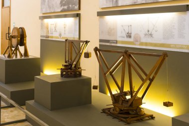 MILAN, ITALY - 6 Haziran 2018: Leonardo Da Vinci Bölümü 'nden sonra adlandırılan Teknolojik Teknik Müze, Leonardo Da Vinci' nin teknik icatlarının ve cihazlarının modellerinin sergilenmesi.