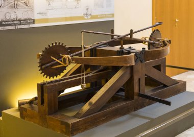 MILAN, ITALY - 6 Haziran 2018: Leonardo Da Vinci Bölümü 'nden sonra adlandırılan Teknolojik Teknik Müze, Leonardo Da Vinci' nin teknik icatlarının ve cihazlarının modellerinin sergilenmesi.