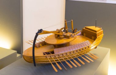 MILAN, ITALY - 6 Haziran 2018: Leonardo Da Vinci Bölümü 'nden sonra adlandırılan Teknolojik Teknik Müze, Leonardo Da Vinci' nin teknik icatlarının ve cihazlarının modellerinin sergilenmesi.