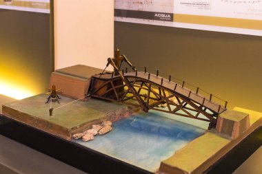 MILAN, ITALY - 6 Haziran 2018: Leonardo Da Vinci Bölümü 'nden sonra adlandırılan Teknolojik Teknik Müze, Leonardo Da Vinci' nin teknik icatlarının ve cihazlarının modellerinin sergilenmesi.