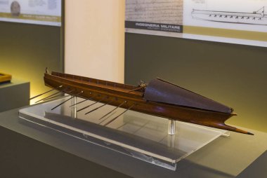 MILAN, ITALY - 6 Haziran 2018: Leonardo Da Vinci Bölümü 'nden sonra adlandırılan Teknolojik Teknik Müze, Leonardo Da Vinci' nin teknik icatlarının ve cihazlarının modellerinin sergilenmesi.