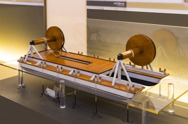 MILAN, ITALY - 6 Haziran 2018: Leonardo Da Vinci Bölümü 'nden sonra adlandırılan Teknolojik Teknik Müze, Leonardo Da Vinci' nin teknik icatlarının ve cihazlarının modellerinin sergilenmesi.