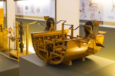 MILAN, ITALY - 6 Haziran 2018: Leonardo Da Vinci Bölümü 'nden sonra adlandırılan Teknolojik Teknik Müze, Leonardo Da Vinci' nin teknik icatlarının ve cihazlarının modellerinin sergilenmesi.