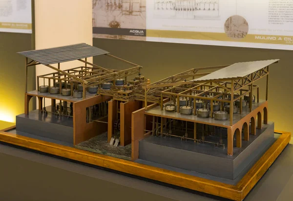 MILAN, ITALY - 6 Haziran 2018: Leonardo Da Vinci Bölümü 'nden sonra adlandırılan Teknolojik Teknik Müze, Leonardo Da Vinci' nin teknik icatlarının ve cihazlarının modellerinin sergilenmesi.