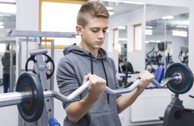 Spor salonunda genç çocuk nişanlı 