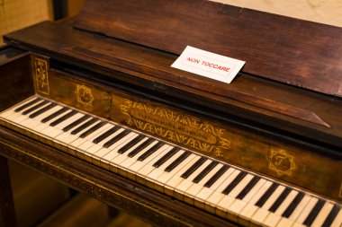 Milan, İtalya - 6 Haziran 2018: Milan müzik aletleri Sergisi Sforza Kalesi müzede sergilenen. 