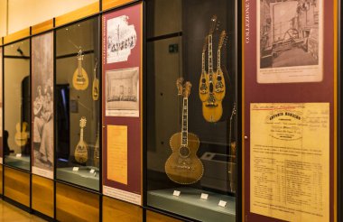 Milan, İtalya - 6 Haziran 2018: Milan müzik aletleri Sergisi Sforza Kalesi müzede sergilenen. 