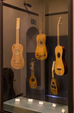 Milan, İtalya - 6 Haziran 2018: Milan müzik aletleri Sergisi Sforza Kalesi müzede sergilenen. 