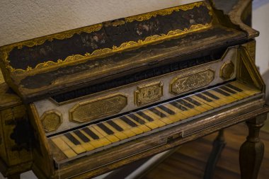 Milan, İtalya - 6 Haziran 2018: Milan müzik aletleri Sergisi Sforza Kalesi müzede sergilenen. 