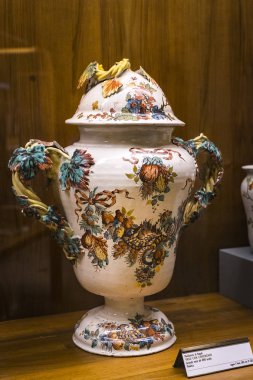 Milan, İtalya - 6 Haziran 2018: Lüks eşyalar soyluları Milan Fuar Sforza Kalesi müzede sergilenen.