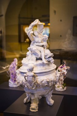 Milan, İtalya - 6 Haziran 2018: Lüks eşyalar soyluları Milan Fuar Sforza Kalesi müzede sergilenen.