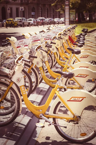 Milán Italia Junio 2018 Alquiler Estacionamiento Bicicletas Recreo Ciudad Milán —  Fotos de Stock