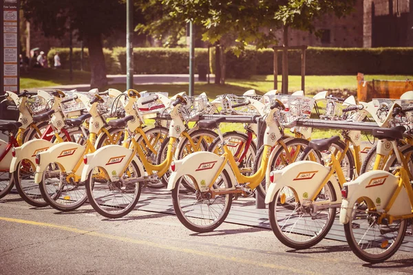 Milán Italia Junio 2018 Alquiler Estacionamiento Bicicletas Recreo Ciudad Milán —  Fotos de Stock