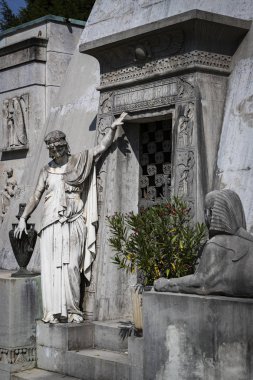 MILAN, İTALYA - 6 Haziran 2018 Milano 'daki anıtsal mezarlığın mezarlarında yas heykelleri. 