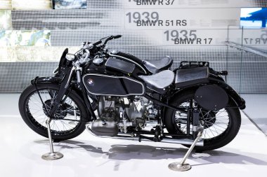 Münih, Almanya - 24 Kasım 2018: Sergi ve başarıları otomobil ve motosiklet Bmw Müzesi'nde efsanevi modellerinin ve sergiler.