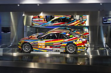 Münih, Almanya - 24 Kasım 2018: Sergi ve başarıları otomobil ve motosiklet Bmw Müzesi'nde efsanevi modellerinin ve sergiler.