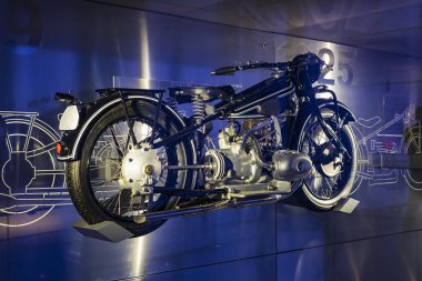 Münih, Almanya - 24 Kasım 2018: Sergi ve başarıları otomobil ve motosiklet Bmw Müzesi'nde efsanevi modellerinin ve sergiler.