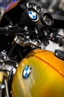 Münih, Almanya - 24 Kasım 2018: Sergi ve başarıları otomobil ve motosiklet Bmw Müzesi'nde efsanevi modellerinin ve sergiler.