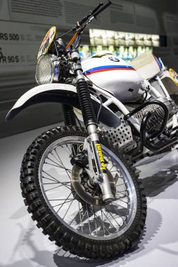 Münih, Almanya - 24 Kasım 2018: Sergi ve başarıları otomobil ve motosiklet Bmw Müzesi'nde efsanevi modellerinin ve sergiler.