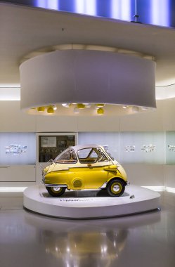 Münih, Almanya - 24 Kasım 2018: Sergi ve başarıları otomobil ve motosiklet Bmw Müzesi'nde efsanevi modellerinin ve sergiler.