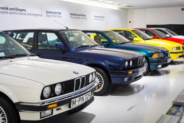 Münih, Almanya - 24 Kasım 2018: Sergi ve başarıları otomobil ve motosiklet Bmw Müzesi'nde efsanevi modellerinin ve sergiler.