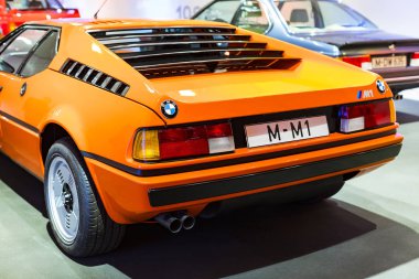 Münih, Almanya - 24 Kasım 2018: Sergi ve başarıları otomobil ve motosiklet Bmw Müzesi'nde efsanevi modellerinin ve sergiler.