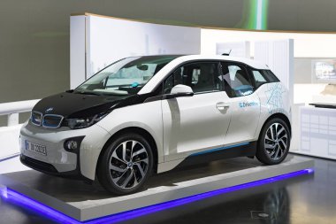 Münih, Almanya - 24 Kasım 2018: Sergi ve başarıları otomobil ve motosiklet Bmw Müzesi'nde efsanevi modellerinin ve sergiler.