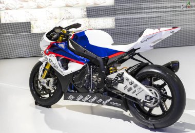 Münih, Almanya - 24 Kasım 2018: Sergi ve başarıları otomobil ve motosiklet Bmw Müzesi'nde efsanevi modellerinin ve sergiler.