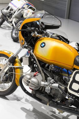 Münih, Almanya - 24 Kasım 2018: Sergi ve başarıları otomobil ve motosiklet Bmw Müzesi'nde efsanevi modellerinin ve sergiler.