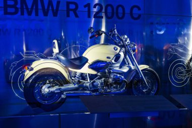 Münih, Almanya - 24 Kasım 2018: Sergi ve başarıları otomobil ve motosiklet Bmw Müzesi'nde efsanevi modellerinin ve sergiler.