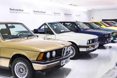 Münih, Almanya - 24 Kasım 2018: Sergi ve başarıları otomobil ve motosiklet Bmw Müzesi'nde efsanevi modellerinin ve sergiler.